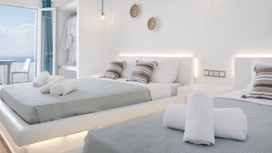 Une chambre d’hôtel moderne avec deux lits, une grande fenêtre donnant sur un beau paysage et un balcon.