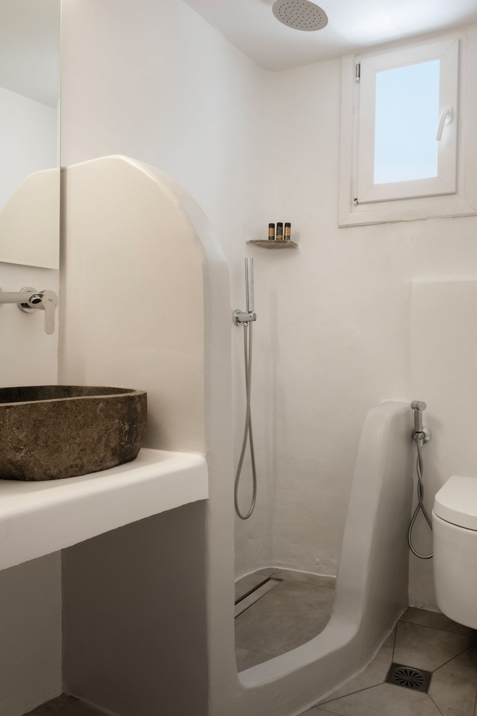 Suite Superior | Kamar mandi | Shower, pancuran hujan, pengering rambut, dan sandal