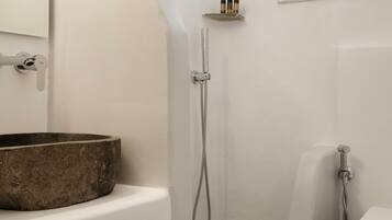 Suite Superior | Kamar mandi | Shower, pancuran hujan, pengering rambut, dan sandal