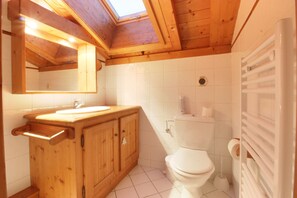 Bañera, secador de pelo y toallas