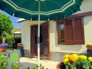 Outdoor dining - GREEN APARTMENT in Poggio alla Cavalla farmhouse in the heart of Tuscany (Toscana)