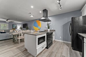 Geladeira, micro-ondas, fogão, cooktop