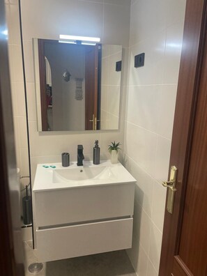 Dutxa, assecador de cabells, tovalloles i sabó 