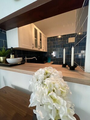 Frigorífic, microones, placa de cuina i rentaplats 