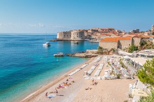 Una spiaggia nelle vicinanze, un bar sulla spiaggia