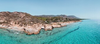 Yellow House with garden, 130 meters from the beach