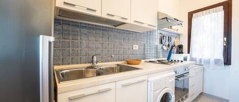 Micro-ondes, four, plaque de cuisson, lave-vaisselle