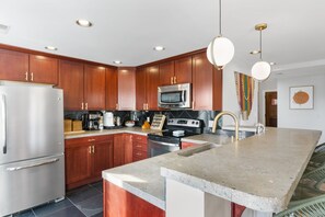 Fridge, microwave, oven, stovetop - Plaza Scenic - Walk to Nelson + Plaza +Streetcar (Kansas City)