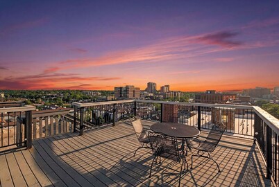 The View - 1 Bed Plaza Condo + Amazing View