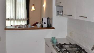 Frigorifero, microonde, piano cottura, macchina per tè/caffè