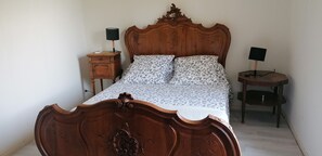 3 bedrooms, desk, travel cot, bed sheets
