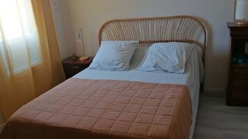 3 chambres, bureau, lit parapluie, draps fournis