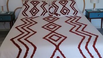 3 slaapkamers, een bureau, reisbedje, beddengoed