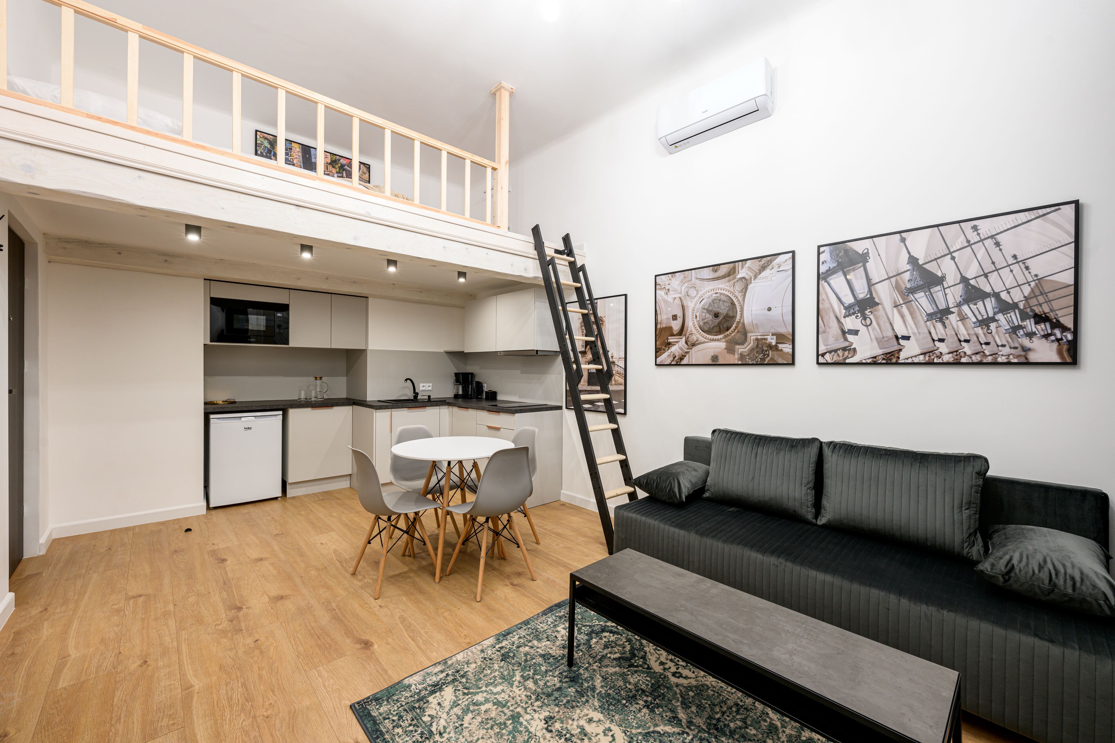 Eine moderne Wohnung mit Schlafgalerie, Essbereich und Wohnzimmer.
