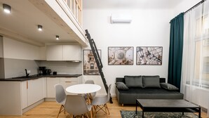 Un apartamento moderno con cocina, comedor y sala de estar.