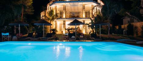 Alberca al aire libre y alberca climatizada