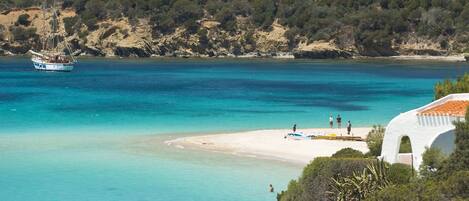 Una spiaggia nelle vicinanze, lettini da mare, teli da spiaggia