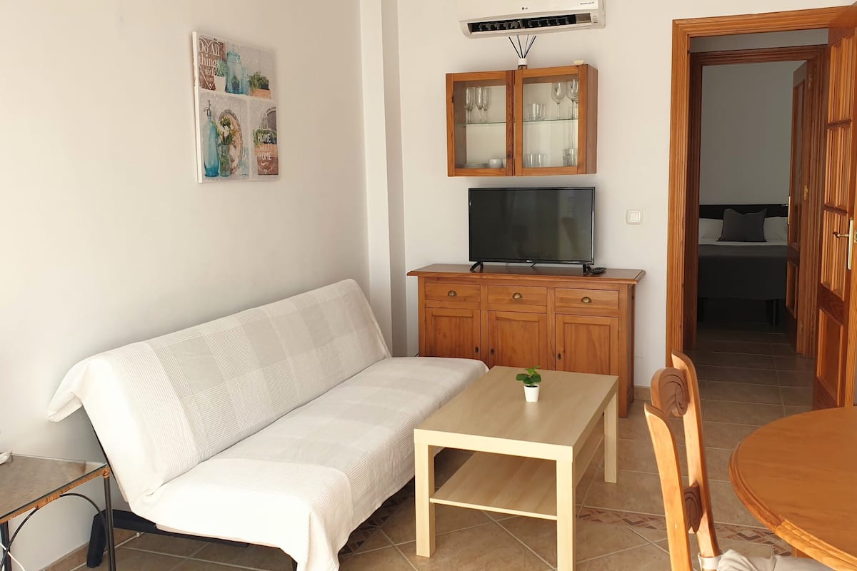 Superior appartement, gedeeltelijk uitzicht op zee | Woonruimte | Een 32-inch smart-tv met kabelzenders en een televisie