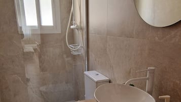 Suihku, hiustenkuivaaja, pyyhkeet