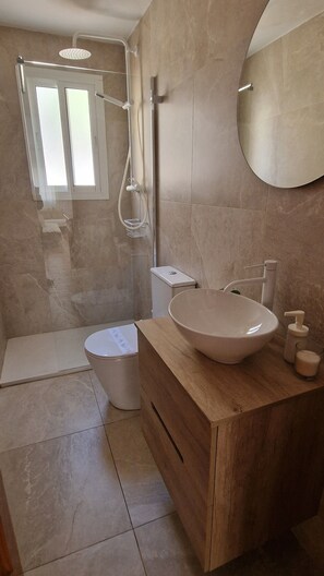 Shower, hair dryer, towels - Apartamentos Latin  (Nerja)