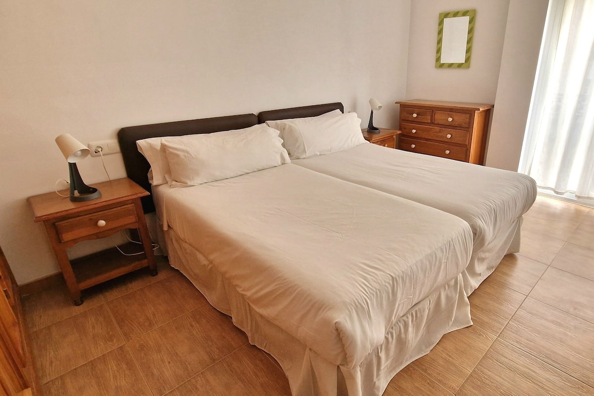 2 slaapkamers, een strijkplank/strijkijzer, gratis wifi, beddengoed