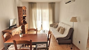 Apartamento estándar, vistas parciales al mar | Zona de estar | Smart TV de 32 pulgadas con canales por cable, una televisión