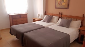 Tabla de planchar con plancha, wifi gratis y ropa de cama 