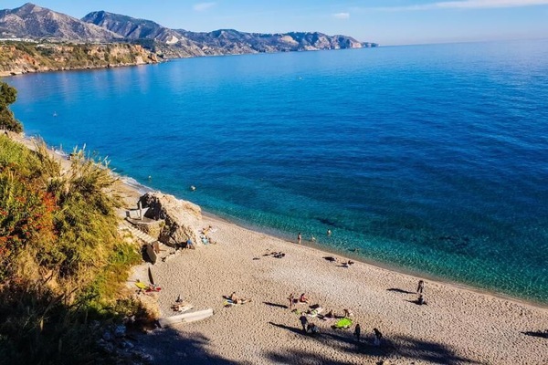 Beach nearby, 20 beach bars