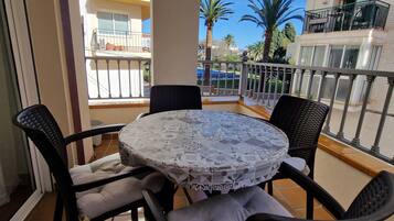 Eenvoudig appartement, uitzicht op zwembad | Terras