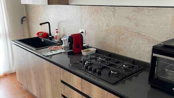 Frigorifero, microonde, piano cottura, macchina per tè/caffè