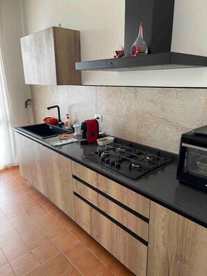 Frigorifero, microonde, piano cottura, macchina per tè/caffè