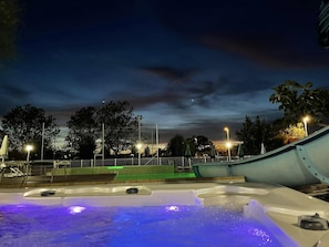 Piscina stagionale all'aperto, ombrelloni da piscina, lettini