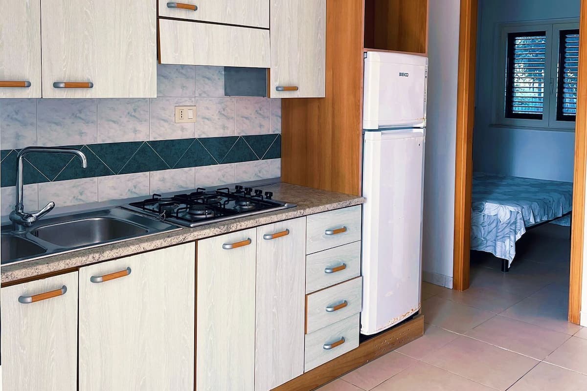 Standaard appartement | Woonruimte | Een 24-inch lcd-televisie met digitale zenders en televisie