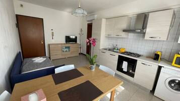 Frigorifero, microonde, forno, piano cottura