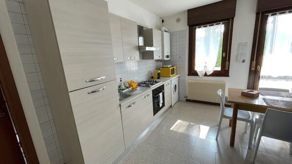 Frigorifero, microonde, forno, piano cottura