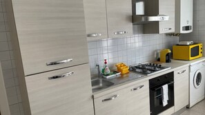 Frigorifero, microonde, forno, piano cottura