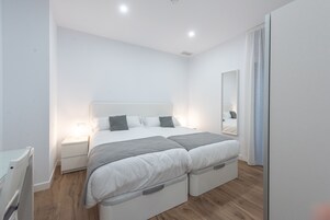 Apartment | Down comforters, in-room safe, blackout drapes, soundproofing