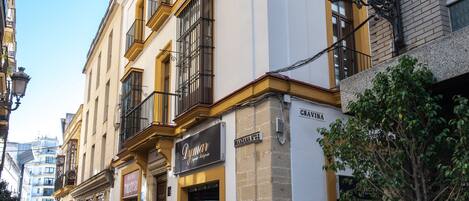 A street with buildings, including a shop with a sign that reads "Gravina".