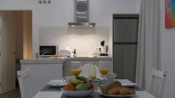 Appartement | Cuisine privée | Réfrigérateur, micro-ondes, plaque de cuisson, lave-vaisselle