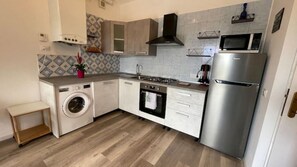 Kühlschrank, Mikrowelle, Ofen, Herdplatte