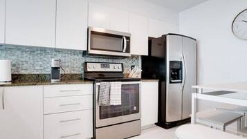 Frigorífico, microondas, horno y placa de cocina