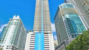Un immeuble moderne et imposant, caractérisé par une large bande verticale bleue qui le distingue.