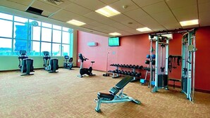 A gym with treadmills, elliptical machines, free weights, and a bench. - Hotel Dann Carlton Panamá (Panama City)