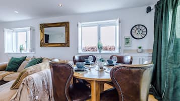 Deluxe House | Living room