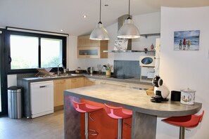 Een koelkast, een microgolfoven, een oven, een kookplaat