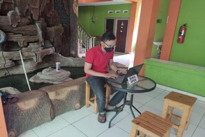 Reception - OYO 90706 Kost Alam Jaya Syariah (Karawang)