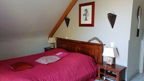 3 bedrooms, desk, iron/ironing board, travel cot