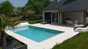 Utomhuspool och uppvärmd pool