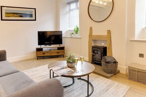 Smart TV y chimenea 