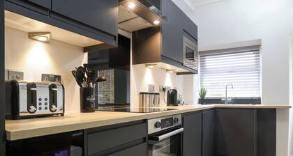 Beam End Snainton - Modern 2-bedroom Stone Cottage. Pet Friendly.